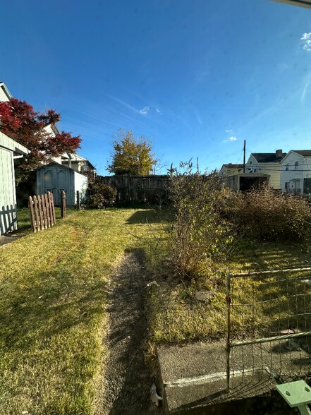 Building Photo - 129 Frank St