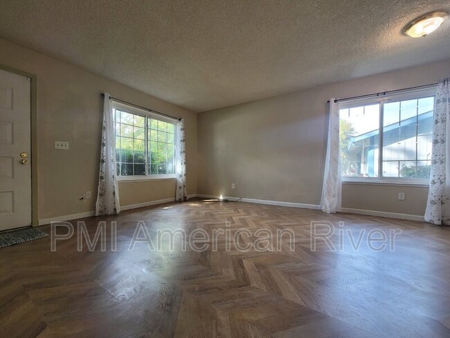 Building Photo - 5125 Gibbons Dr