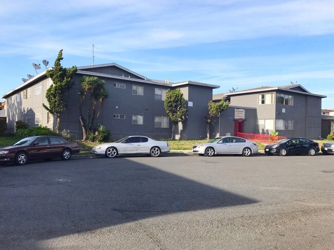 Building Photo - 2925 W Rosecrans Ave