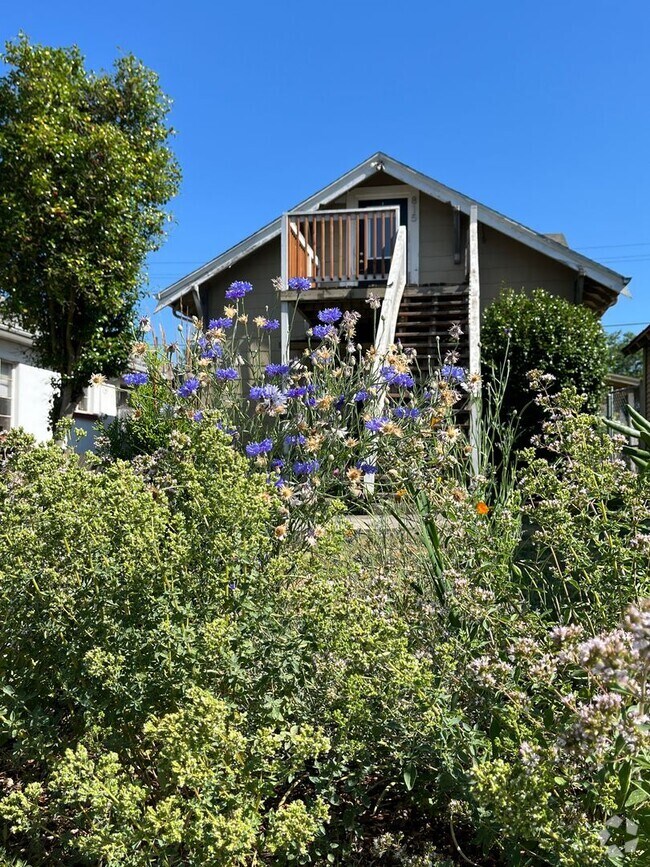 Building Photo - Charming 2nd Level Killingsworth Ct Retreat!
