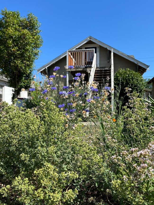 Building Photo - Charming 2nd Level Killingsworth Ct Retreat!