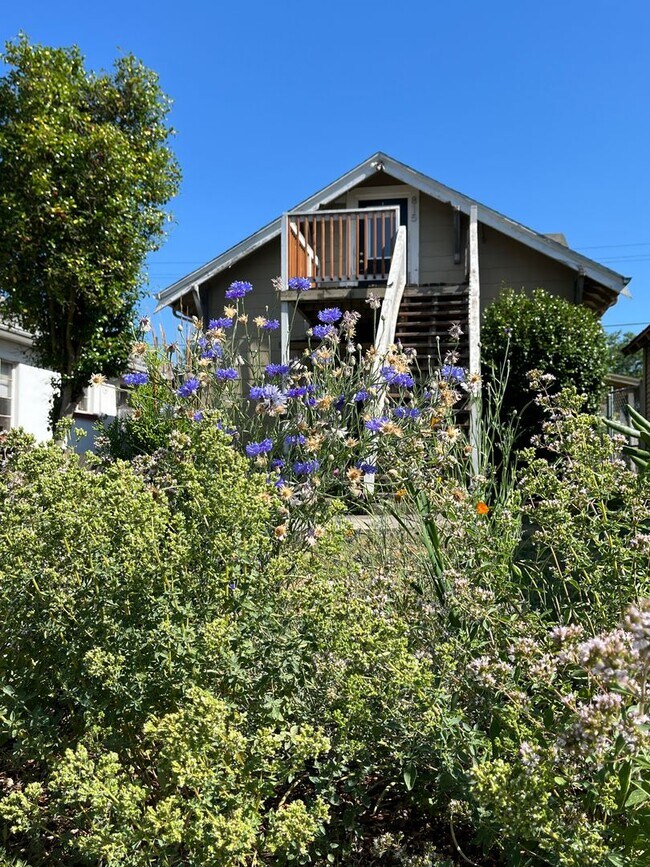 Primary Photo - Charming 2nd Level Killingsworth Ct Retreat!