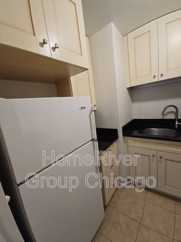 Building Photo - 21 W Goethe St