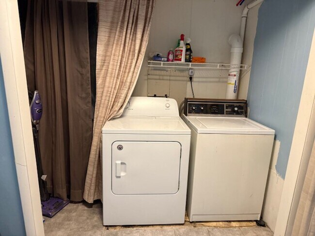 Building Photo - Knoxville 37921 - 1 bed 1 bath downstairs ...