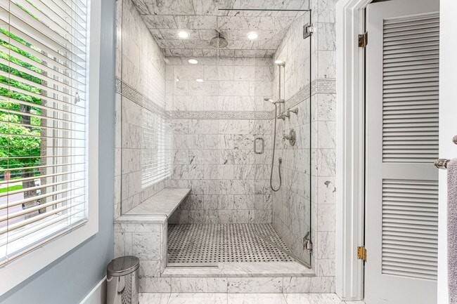 Building Photo - LOCATION LOCATION!! Stunning home located ...