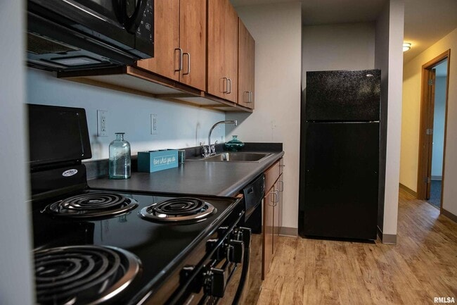 Building Photo - 2900 River Dr