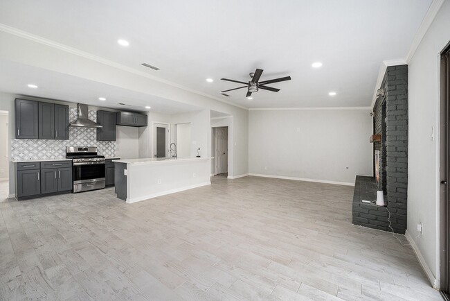 Building Photo - 10818 Hillcroft Ave