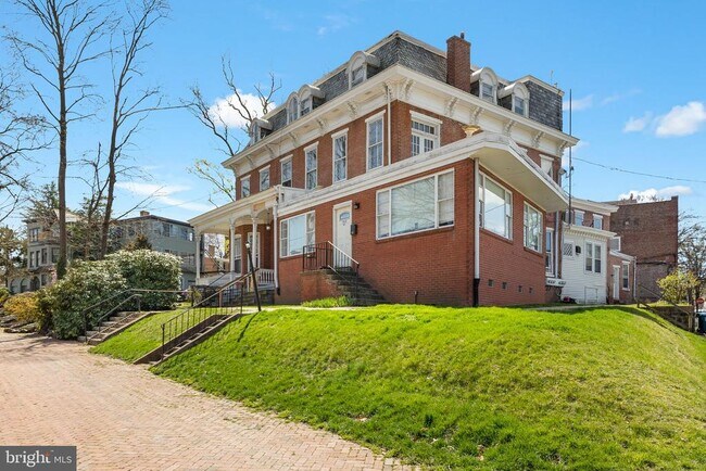 Building Photo - 1412 Delaware Ave