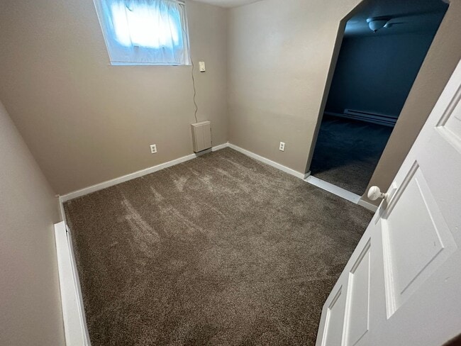 Building Photo - One bedroom, one and half bathroom, pet fr...