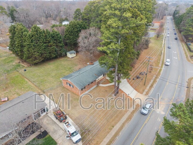 Building Photo - 2616 Redbud Dr