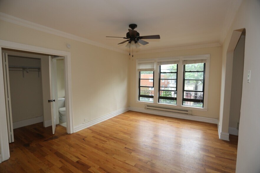 Building Photo - 4742 N Hermitage Ave