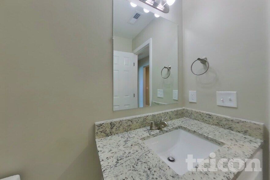 Building Photo - 2141 Deer Valley Dr