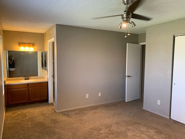 Building Photo - 4 BEDROOM POOL HOME!