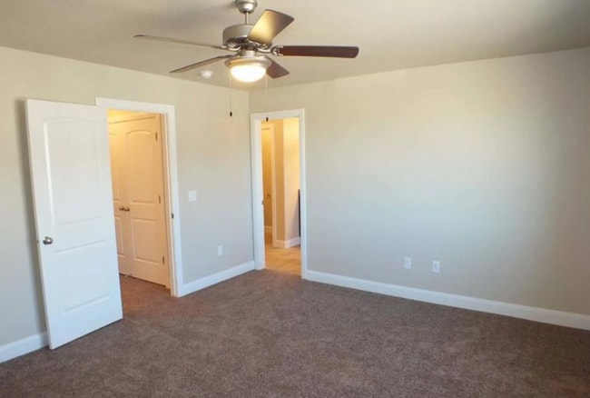 Building Photo - Charming 3 Bedroom Townhome with 2.5 Baths & 2 Car Garage in Cedar City, Utah!