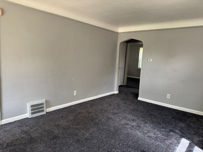 Building Photo - Detached Garage- 2 bathrooms - Section 8 Accepted !