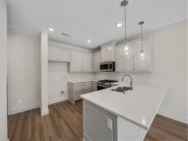 Building Photo - 917 Emerling Dr