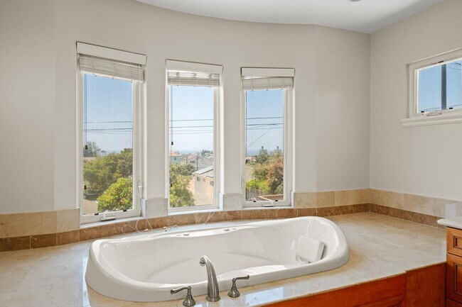 Building Photo - Stunning 4 bed, 4.5 bath home located on a quiet and highly desirable street in Redondo Beach