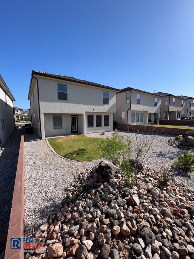 Building Photo - Large 4 Bedroom home in Desert Hollows