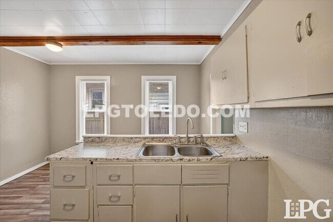 Building Photo - 3905 Peru St