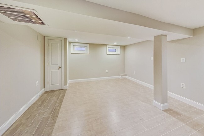 Building Photo - Beautiful TH - 4 bedroom + 3.5 BA - 7 mo -...