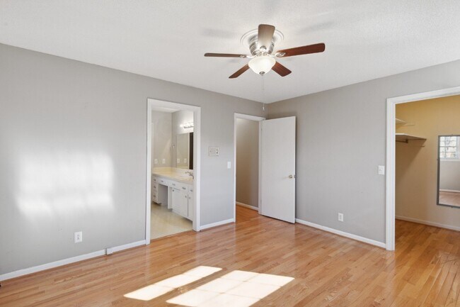 Building Photo - 220 Bartonwood Dr