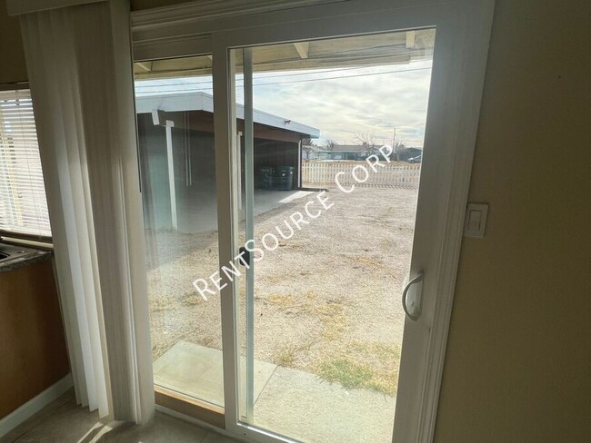 Building Photo - 2 Bedroom, 1 Bath Duplex For Rent in Calif...