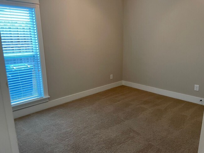 Building Photo - One level home with 2 Car Garage!