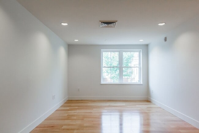 Building Photo - 1BR/1BA - Beautiful Updated Condo in Downtown Portland