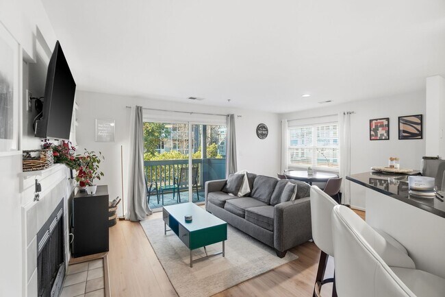 Building Photo - Uptown Living • Prime Location • City Views