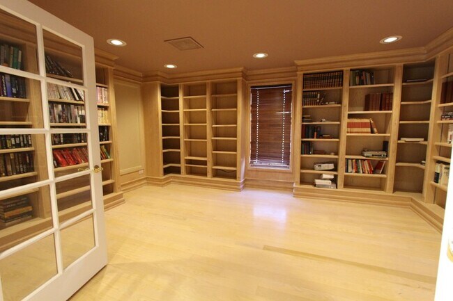 Building Photo - 3333 Deer Hollow Dr
