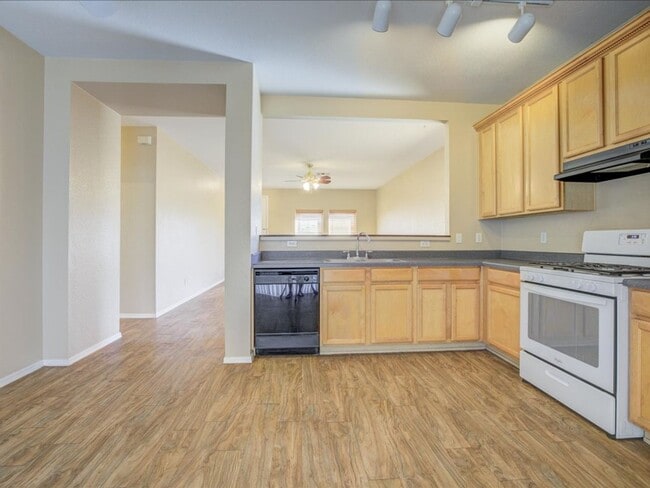 Building Photo - 3 Bedroom 2 Bathroom