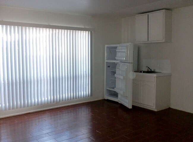 Building Photo - 17433 Vanowen St