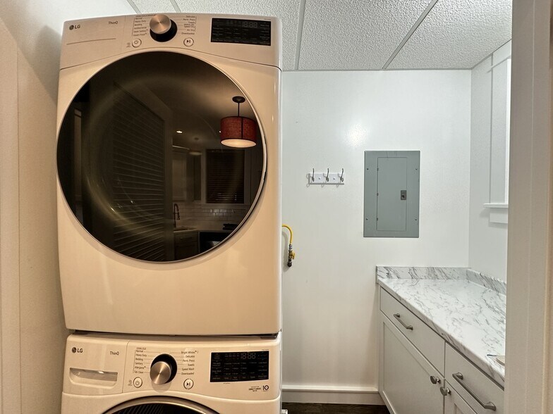 Building Photo - 1410 W Cornelia Ave