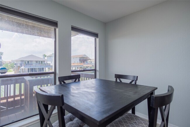 Building Photo - 301 Commander Dr