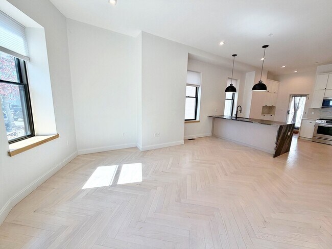 Building Photo - 182 Webster St