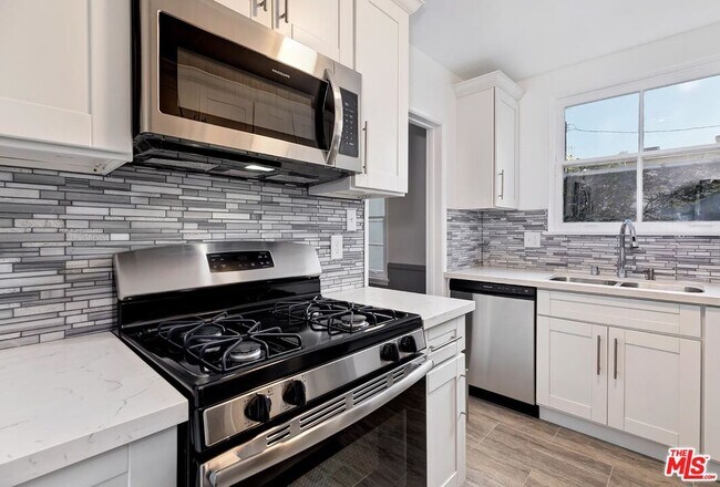 Building Photo - 5022 Clinton St