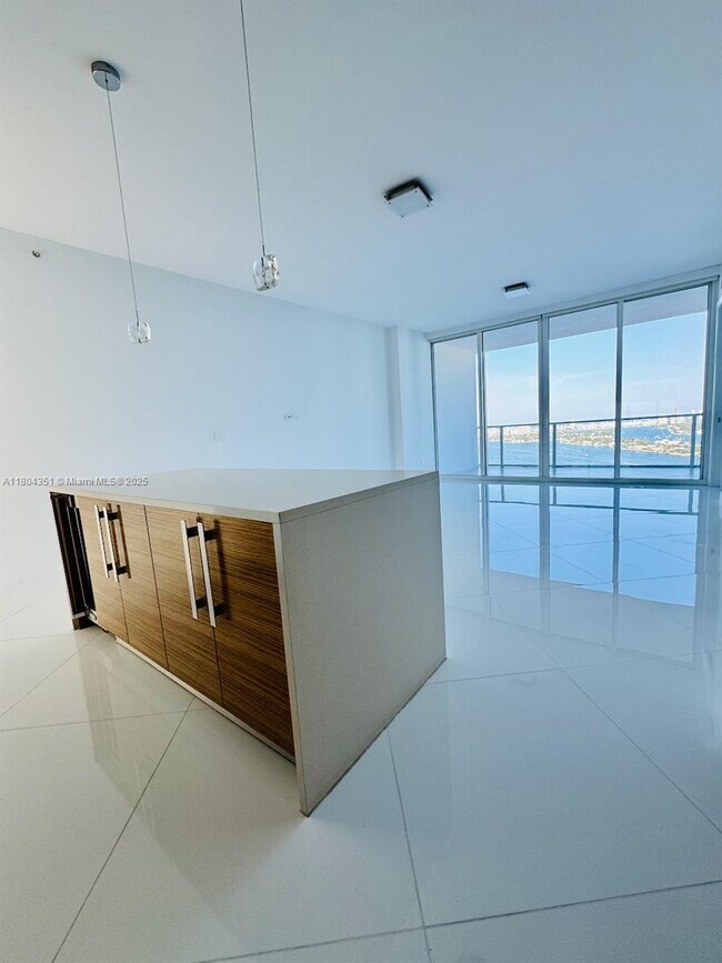 Building Photo - 2020 N Bayshore Dr