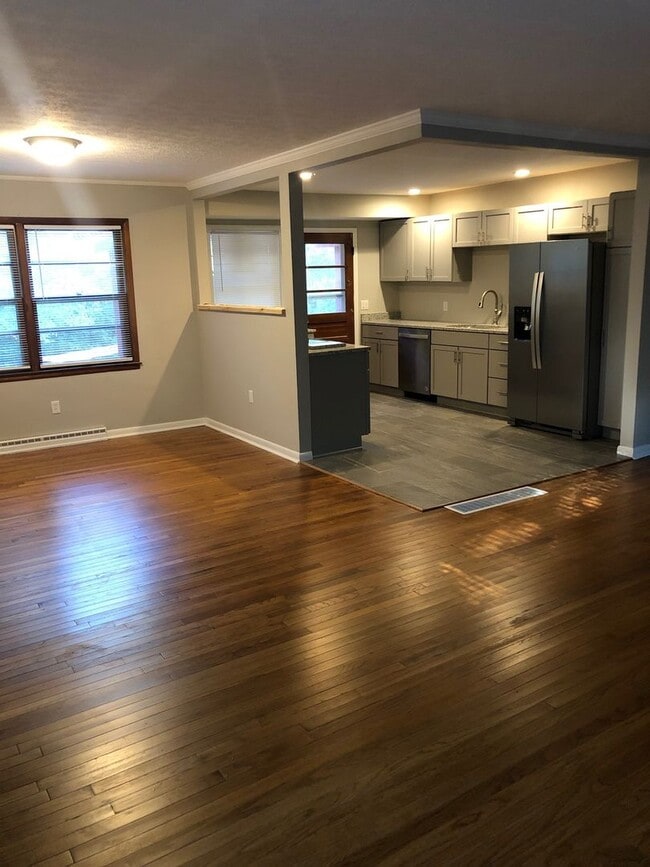 Building Photo - Newly renovated 4BR/2BA home, across from ...