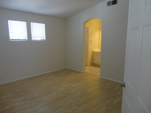 Building Photo - Available Now Beautiful Dual MSTR 2 + 2.5 Townhouse Valencia