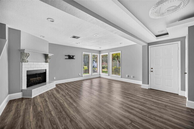 Building Photo - 7866 Green Lawn Dr