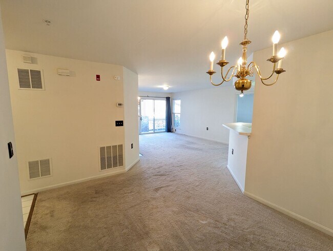 Building Photo - Beautifully maintained ground level condo in Germantown ready by mid April!