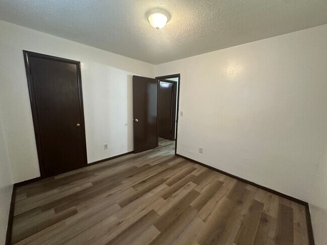 Building Photo - 3 bed 1.5 bath 1 car garage