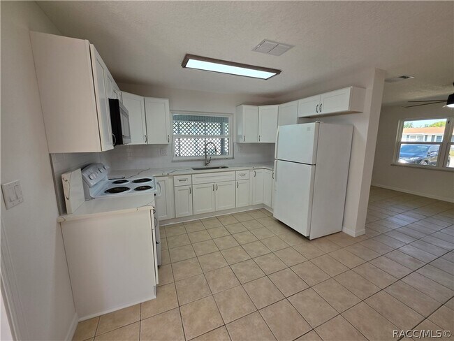 Building Photo - 4450 Essex Ln