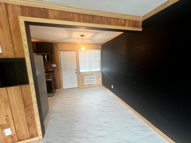 Building Photo - 130 Eastwood Ave