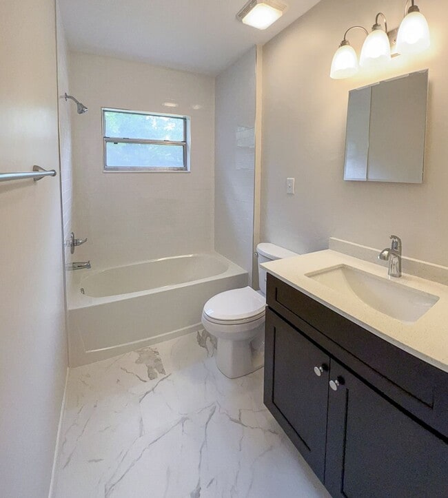 Building Photo - 3BR/1BA Pet Friendly House in NW Gainesvil...