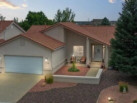 one level home w courtyard - 152 Las Lunas St