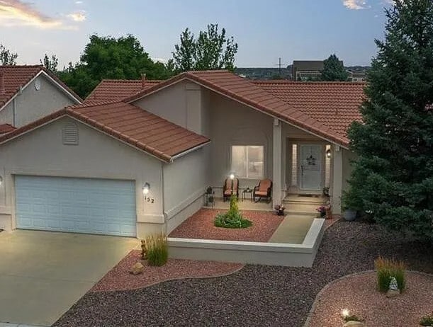 one level home w courtyard - 152 Las Lunas St