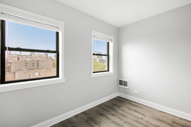 Building Photo - 4520 N Clarendon Ave