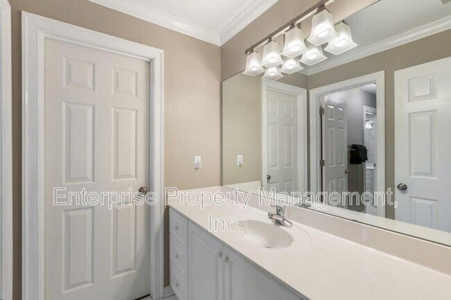 Building Photo - 10290 Shrewsbury Run W