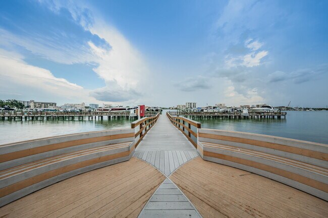 Building Photo - 521 Mandalay Ave